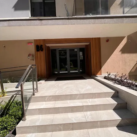 One Hills بوخارست